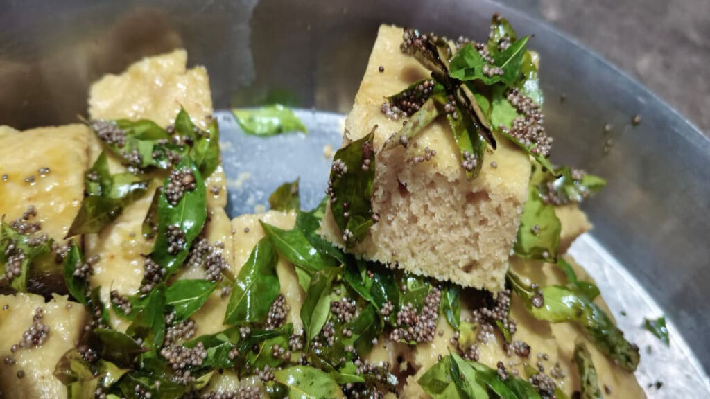 ढोकला – हेल्दी गुजराती स्नैक, वजन घटाने और पाचन के लिए फायदेमंद