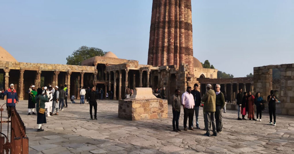 कुतुब मीनार के पास स्थित ऐतिहासिक घरों की सुंदर नक्काशी और डिजाइन (फोटो: रोहित सिंह)