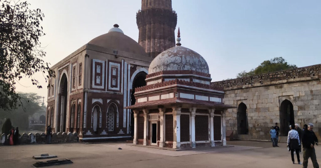 कुव्वत-उल-इस्लाम मस्जिद – दिल्ली की सबसे प्राचीन मस्जिद, कुतुब मीनार परिसर में स्थित